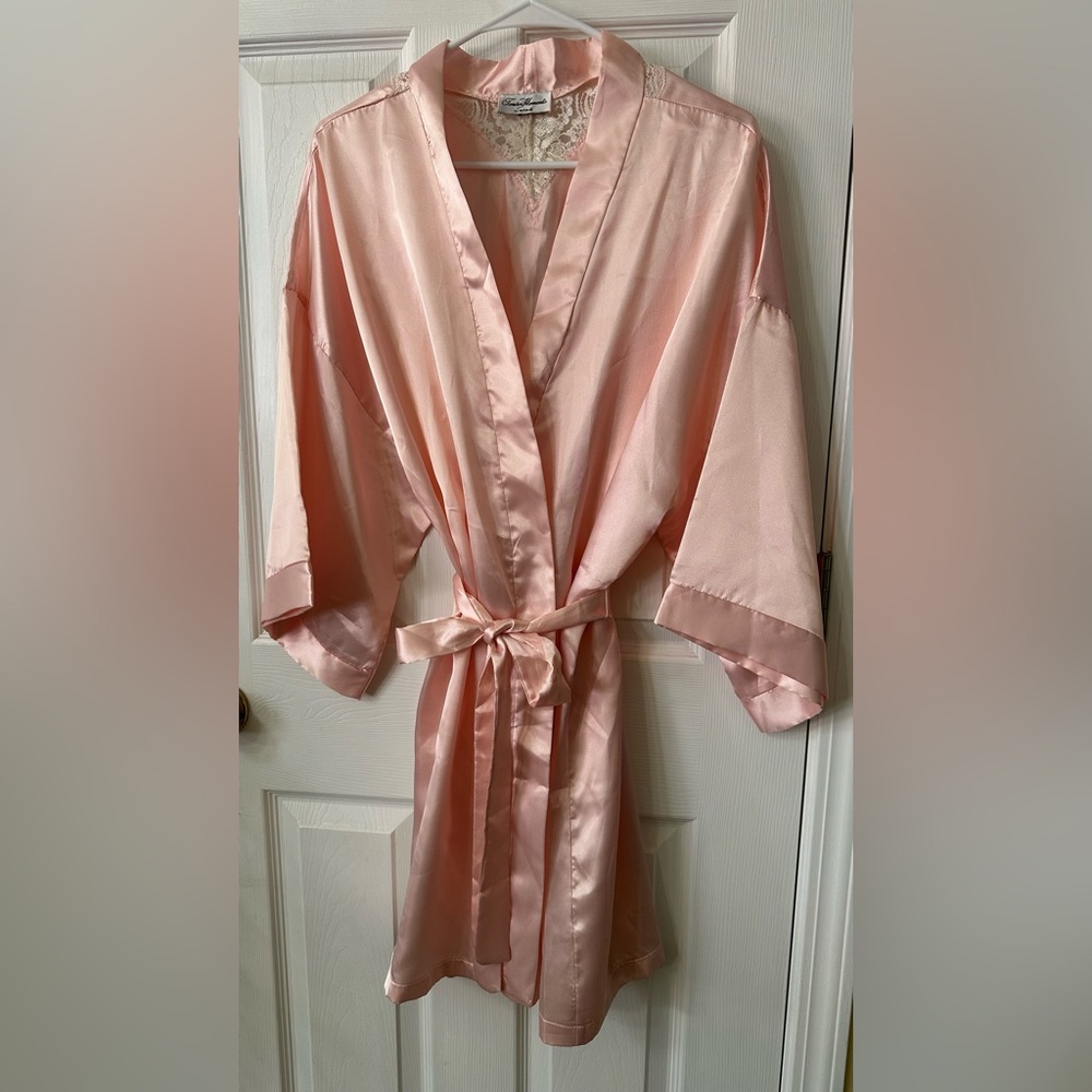 Bridal vintage pink satin kimono robe with lace detailing on the back. Size M